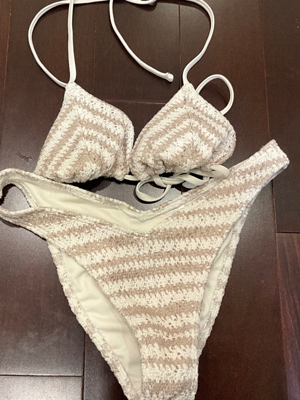 XS HOLLISTER CROCHET BEIGE AND WHITE CREAM BIKINI SET